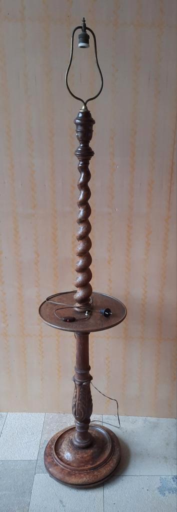 Vloerlamp in eikenhouten  uit de jaren 1930 met tablette, Antiek en Kunst, Antiek | Woonaccessoires, Ophalen