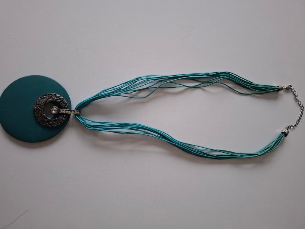Moderne felblauwe ketting, Ophalen