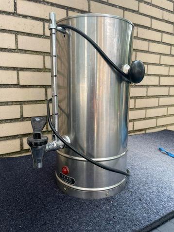 Geïsoleerde water container beschikbaar voor biedingen