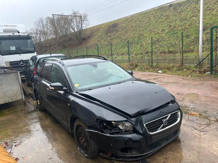 VOLVO V50 pour pièces ou vendu complet en l’état, Autos : Divers, Voitures accidentées, Volvo, Automatique, Diesel, Break, Enlèvement