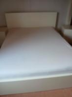 Bed, lattenbodem, nachtkastjes, matras en matrasbeschermer, Comme neuf, Enlèvement, 200 cm, Deux personnes