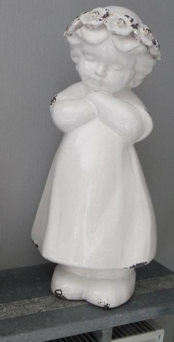 Kerstdecoratie : kindfiguur met bloemenkrans roosjes beschikbaar voor biedingen