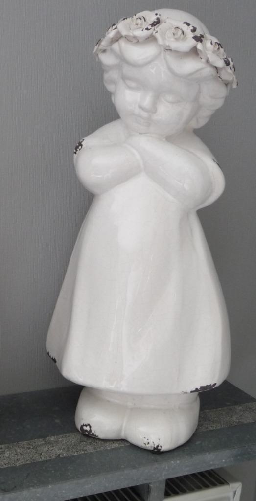 Kerstdecoratie : kindfiguur met bloemenkrans roosjes, Diversen, Kerst, Nieuw, Ophalen of Verzenden