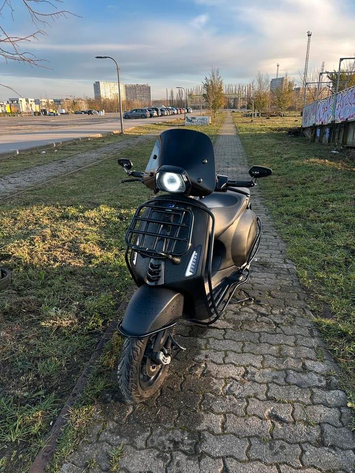 Vespa B klasse full full option, Fietsen en Brommers, Scooters | Piaggio, Zo goed als nieuw, Klasse B (45 km/u), Benzine, Ophalen