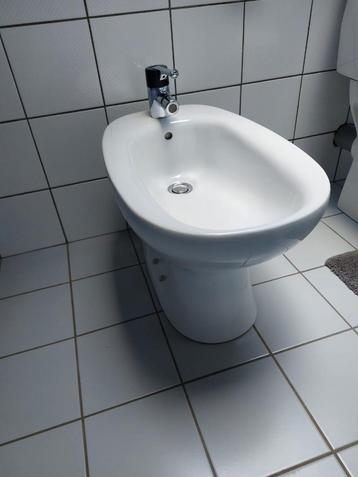 Nieuwe bidet met bijbehorende kraan  beschikbaar voor biedingen