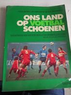 Boek ons land op voetbalschoenen 1978, Boeken, Sportboeken, Gelezen, Ophalen of Verzenden