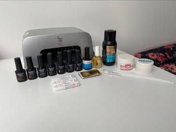 Lampe UV, vernis à ongles en gel UV et accessoires