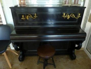 Antieke piano beschikbaar voor biedingen