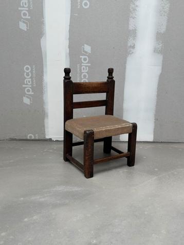 Antieke kinderstoel beschikbaar voor biedingen