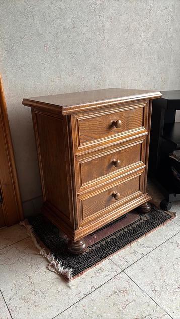 Klein kastje beschikbaar voor biedingen