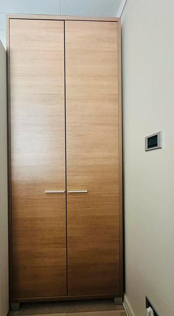 Stevig bureau met 2 bijhorende kasten in nieuwstaat beschikbaar voor biedingen