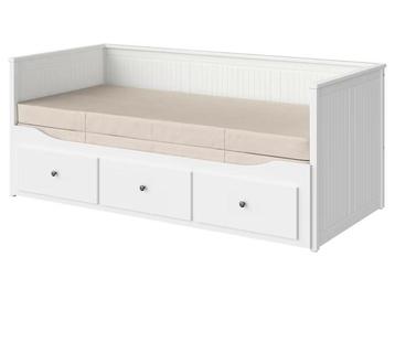HEMNES IKEA slaapbank met matrassen.