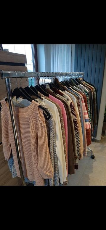 100 truien dames aan 2 €/stuk of 150 € voor alles beschikbaar voor biedingen