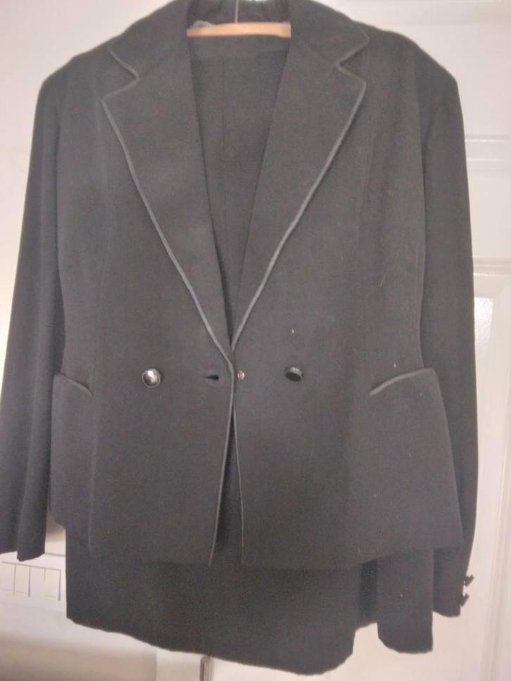 Antiek zwart bruidspakj en kostuum, Antiek en Kunst, Antiek | Kleding en Textiel, Dames, Ophalen