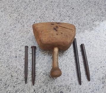 Oude hamer en beitels van een steenkapper. beschikbaar voor biedingen