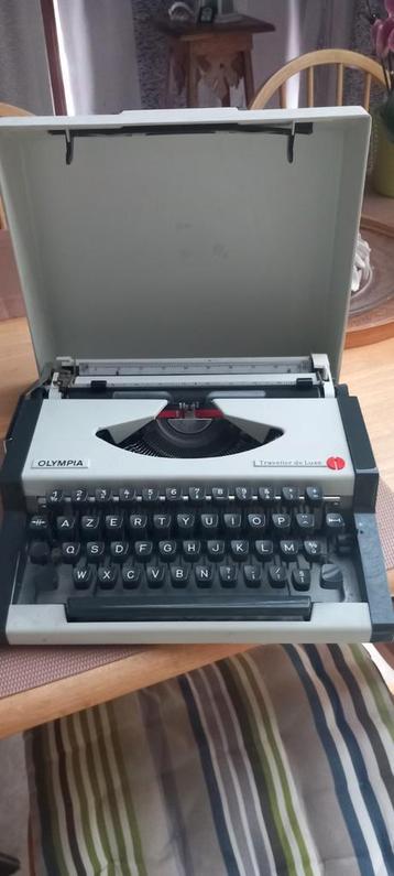 Machine à écrire vintage Olympia du début des années 80 avec, Enlèvement, Comme neuf