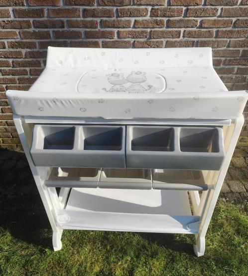 zo goed als nieuw babybadje op hoogte met een staander, Kinderen en Baby's, Badjes en Verzorging, Zo goed als nieuw, Ophalen of Verzenden