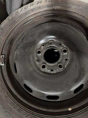 4 jante pneu hiver , feux l’arriere etc beschikbaar voor biedingen
