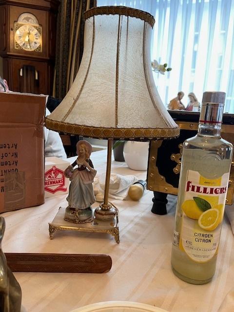 Abat-jour ancien avec figurine en biscuit, Antiquités & Art, Antiquités | Éclairage, Enlèvement