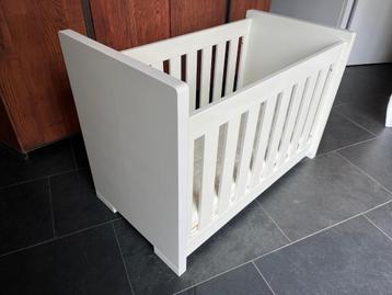 Wit babybed (hoge kwaliteit) beschikbaar voor biedingen