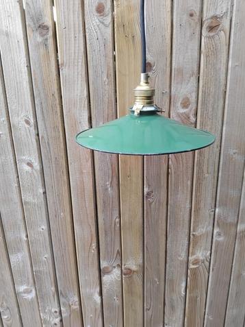 Groene geëmailleerde lampenkappen,  met koperen fitting  beschikbaar voor biedingen