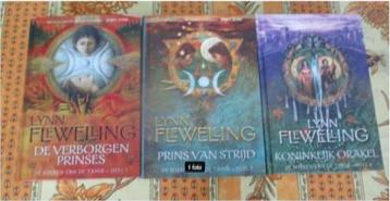 3 Prima Fantasy Boeken van Lynn Flewelling beschikbaar voor biedingen
