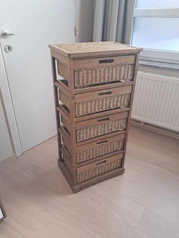 commode en rotin beschikbaar voor biedingen