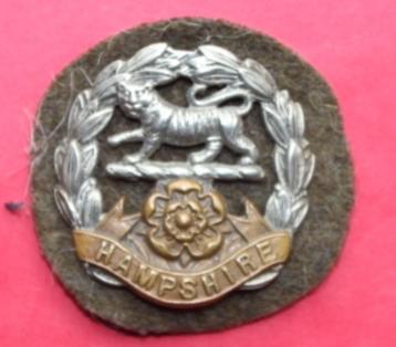 Cap Badge bi-métal "HAMPSHIRE Rgt". Original WWII.