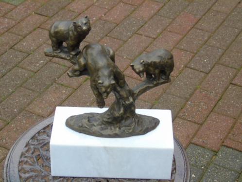 ours , 3 ours en bronze sur tronc d arbre signé sur marbre ., Antiquités & Art, Antiquités | Bronze & Cuivre, Bronze, Enlèvement ou Envoi