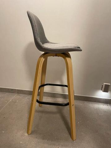 2 hoge barstoelen beschikbaar voor biedingen