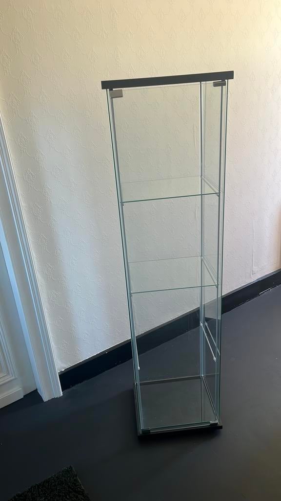 Ikea detolf glazen vitrinekast, Huis en Inrichting, Kasten | Vitrinekasten, Ophalen, Zo goed als nieuw