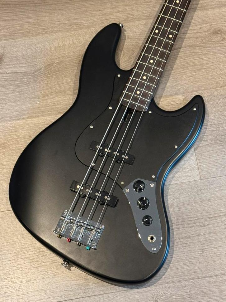 Sire V3, Musique & Instruments, Instruments à corde | Guitares | Basses, Comme neuf, Enlèvement