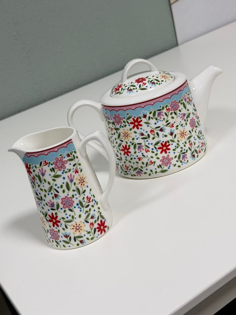 Théière pot à lait Queens Churchill Fowey The Caravan Trail, Maison & Meubles, Enlèvement ou Envoi, Comme neuf, Porcelaine