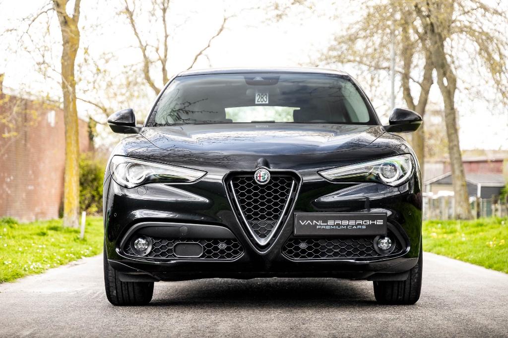 Alfa Romeo Stelvio 2.0 Automaat * Leder * Camera * Navi *, Zwart, Leder, Bedrijf, 5 deurs