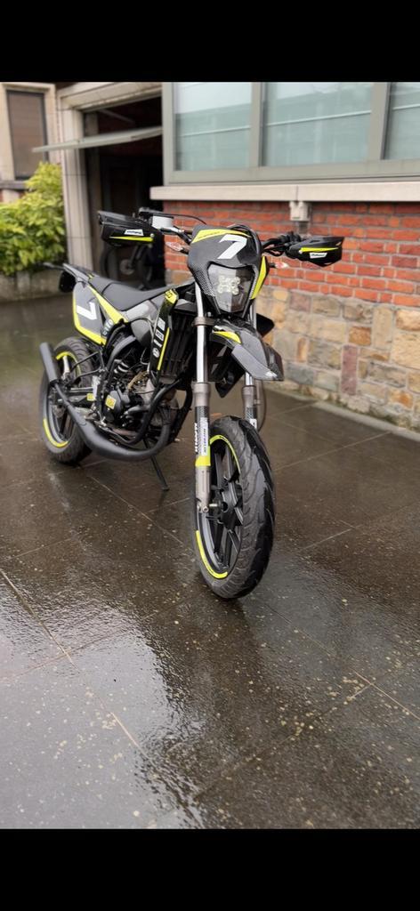 Sherco sm-r 50 met maar 3500km, Vélos & Vélomoteurs, Cyclomoteurs | Derbi, Comme neuf, Enlèvement