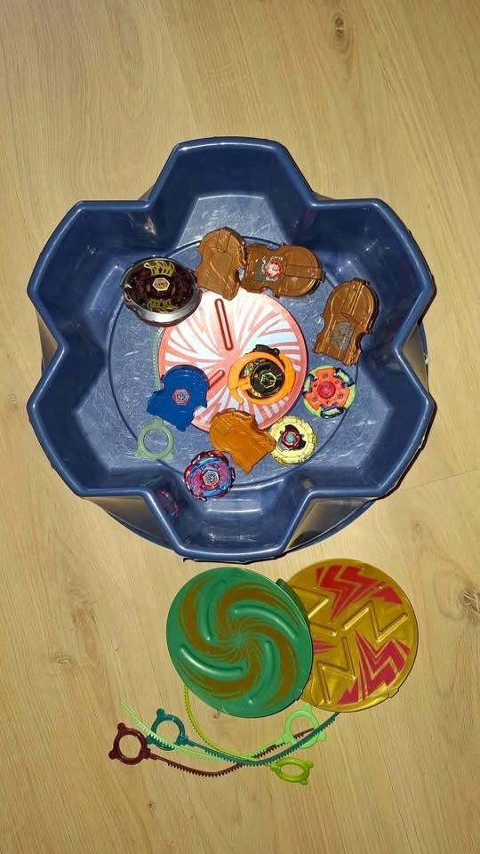 1 arène (3 fonds) + 5 toupies et lanceurs, Enlèvement, Utilisé, Garçon ou Fille