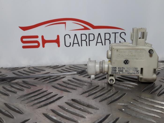 Moteur de verrouillage clapet réservoir d'un Volkswagen Pol, Autos : Pièces & Accessoires, Autres pièces automobiles, Volkswagen