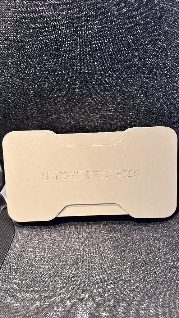 Nvidia RTX 5090 Founders Edition, Informatique & Logiciels, Cartes vidéo, Utilisé, Nvidia, PCI-Express 5.0, Autres types, HDMI