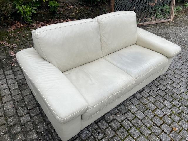 GRATIS 2 nette lederlook banken crème en zwart, Huis en Inrichting, Ophalen, Gebruikt, Rechte bank