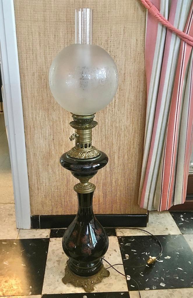 Lampe à pétrole ancienne électrifiée - opaline noire, Antiquités & Art, Antiquités | Éclairage, Enlèvement