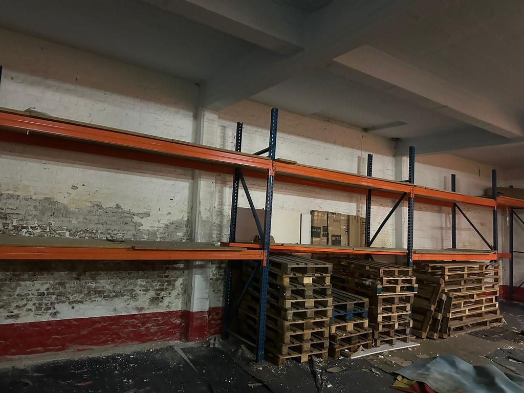 Industriële rekken zo goed als nieuw, Ophalen