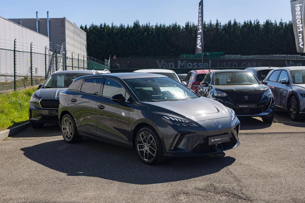 MG MG4 64 kWh Luxury, Auto's, Gebruikt, 1675 kg, 5 deurs, Zilver of Grijs