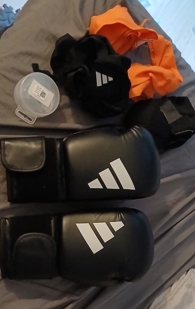 Gants de boxe Adidas de 12 Oz avec protège dents, et 3 paire, Sports & Fitness, Boxe, Enlèvement, Comme neuf, Gants de boxe