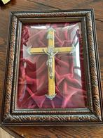 Crucifix en forme de croix avec cadre ancien, Enlèvement