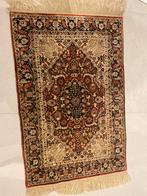 Zijden handgeknoopt tapijtje, Huis en Inrichting, Stoffering | Tapijten en Vloerkleden, Ophalen, Zo goed als nieuw