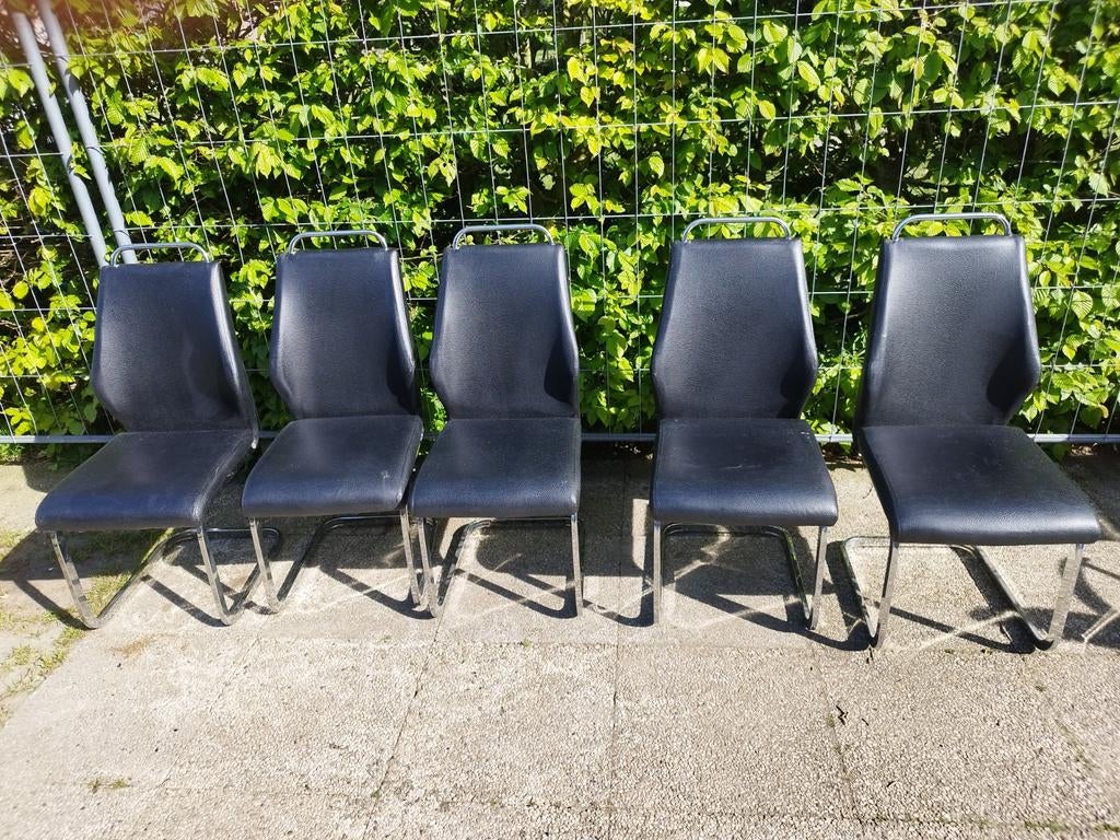 5 stoelen, Ophalen