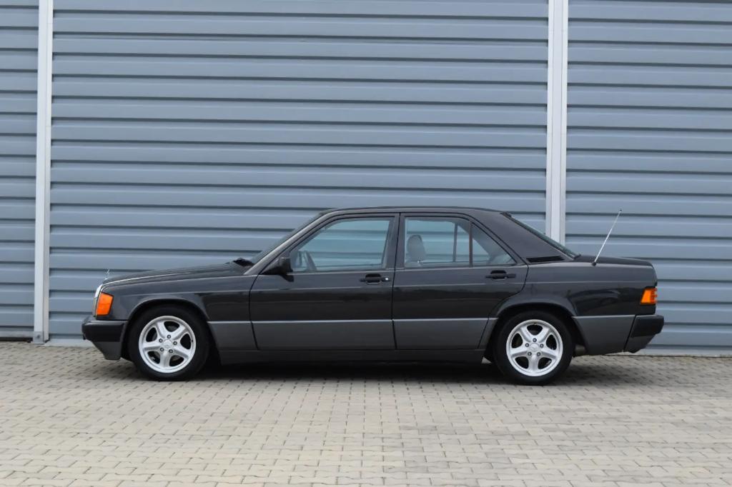 Ik zoek een mercedes 190E 2.6 of 2.0 oldtimer, Auto's, Mercedes-Benz, Zwart, Zwart, Handgeschakeld, Particulier