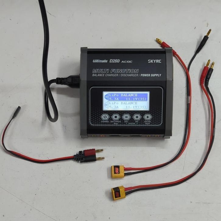 SkyRC Ultimate D260 dubbele snellader (Losi Arrma FG Traxxas, Hobby en Vrije tijd, Modelbouw | Radiografisch | Auto's, Gebruikt