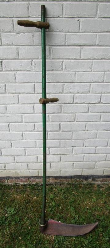 Zeis en zeisboom + ander handmatig vintage tuingereedschap beschikbaar voor biedingen