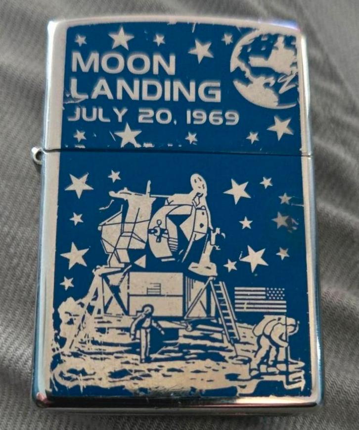 Zippo Moon Landing 1969 Herdenkingseditie 2012, Verzamelen, Rookartikelen, Aanstekers en Luciferdoosjes, Gebruikt, Aansteker, Ophalen of Verzenden
